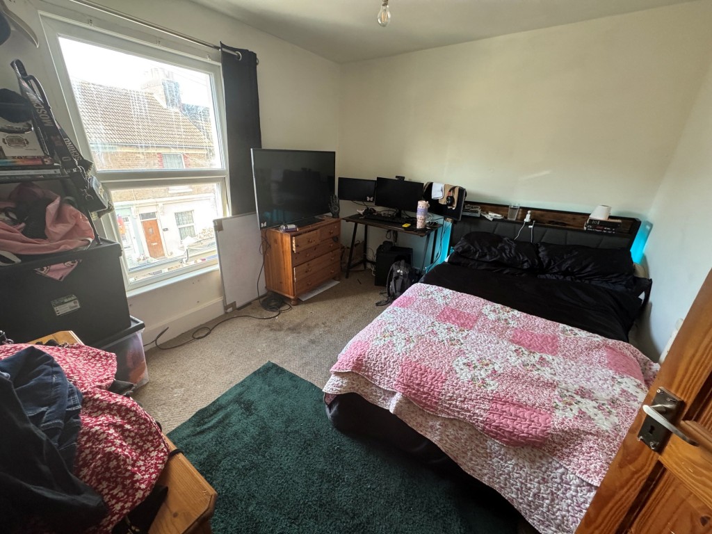 Lot: 117 - FREEHOLD RESIDENTIAL INVESTMENT - Bedroom 1
